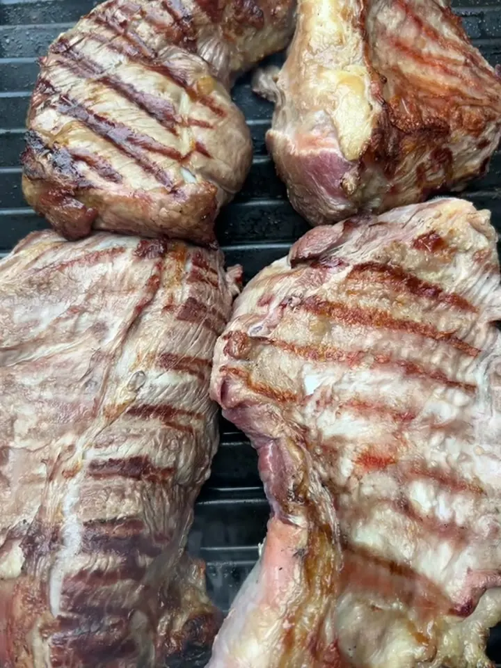 Cortes gruesos de vacuno con marcas de parrilla