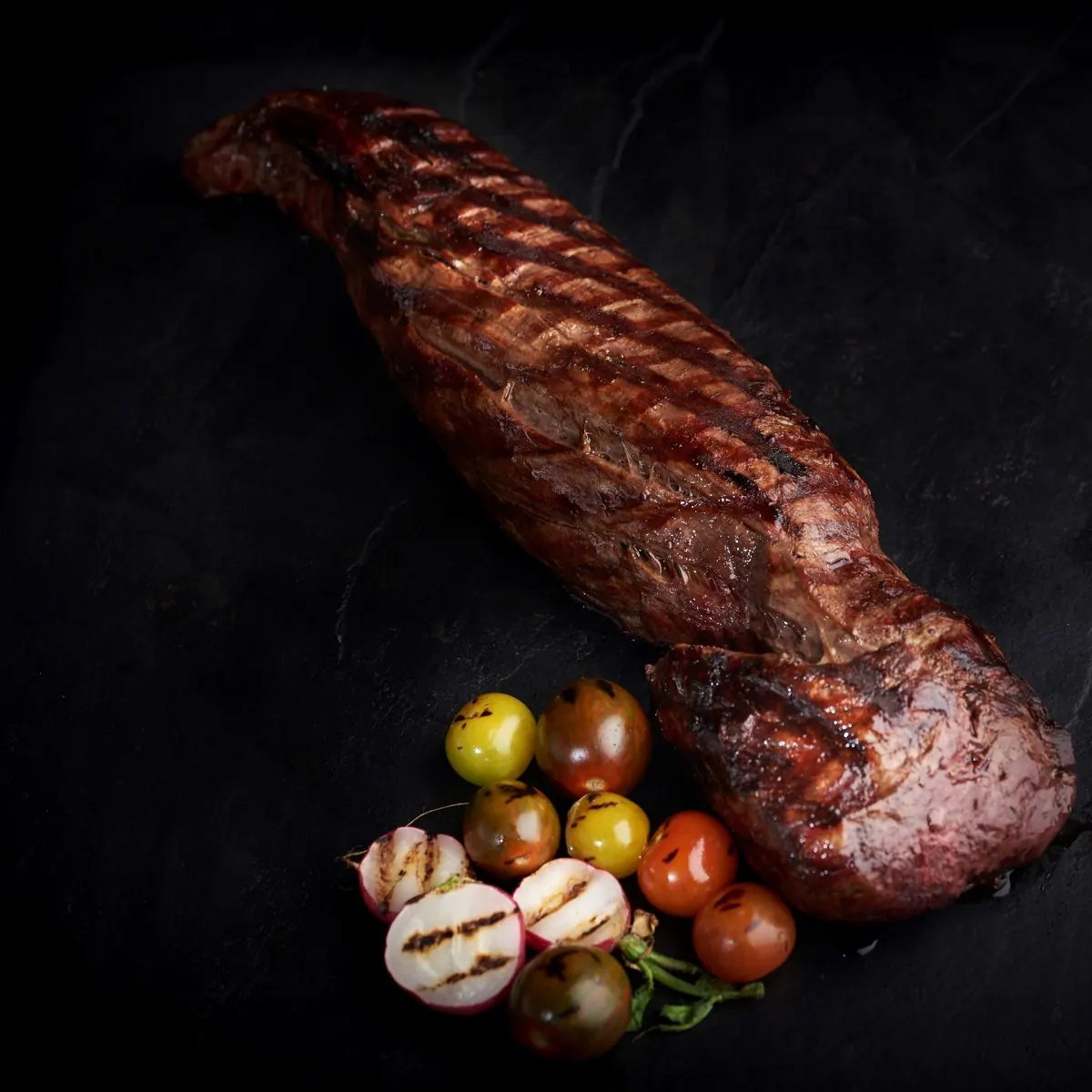 Filete de vacuno sellado entero con tomates asados